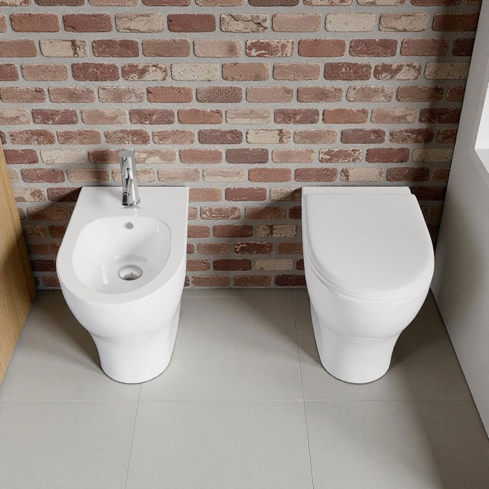 sanitari-filo-muro-pratica-ceramica-bianco-wc-con-copriwc-e-bidet