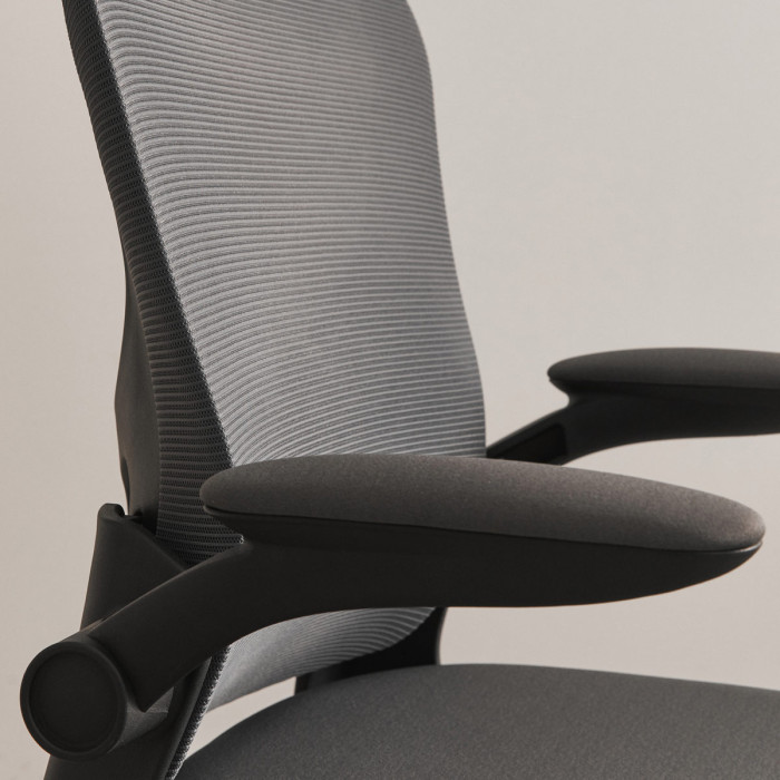 poltrona-ufficio-girevole-in-tessuto-nero-taho-braccioli-ribaltabili-supporto-lombare