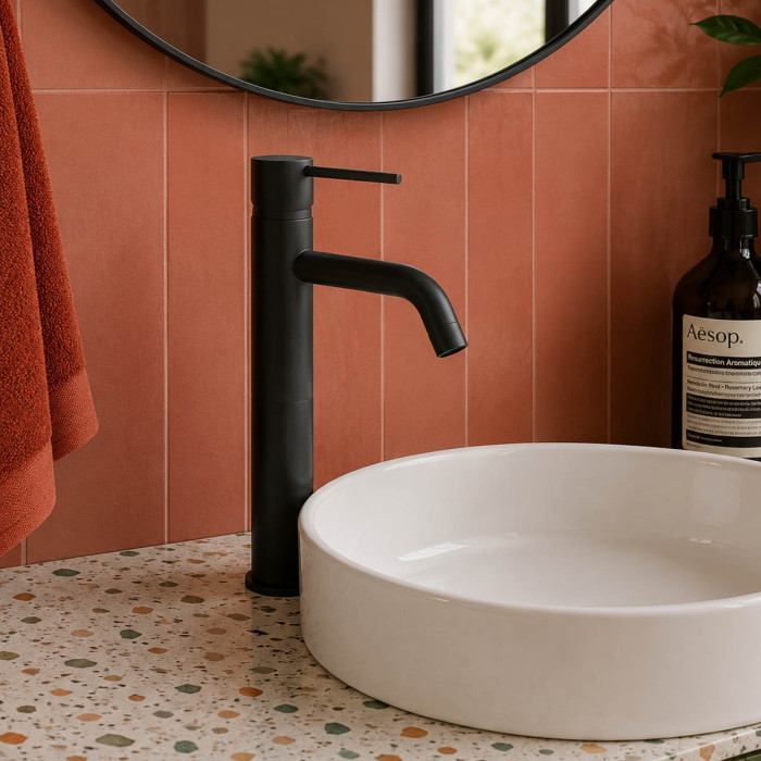 miscelatore-lavabo-alto-essenza-nero-opaco-bagno-minimal