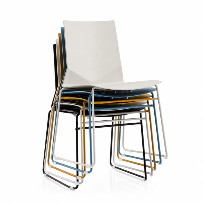 sedie resistenti in polipropilene con gambe in metallo in tinta, design moderno, sedia minimal, merak bianco traffico