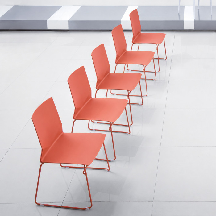sedie resistenti in polipropilene con gambe in metallo in tinta, design moderno, sedia minimal, merak rosso corallo