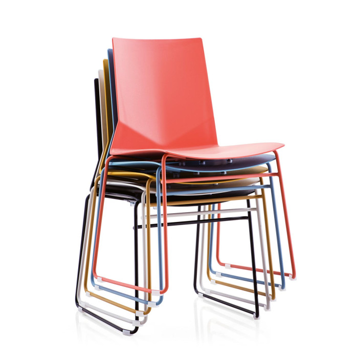 sedie resistenti in polipropilene con gambe in metallo in tinta, design moderno, sedia minimal, merak rosso corallo