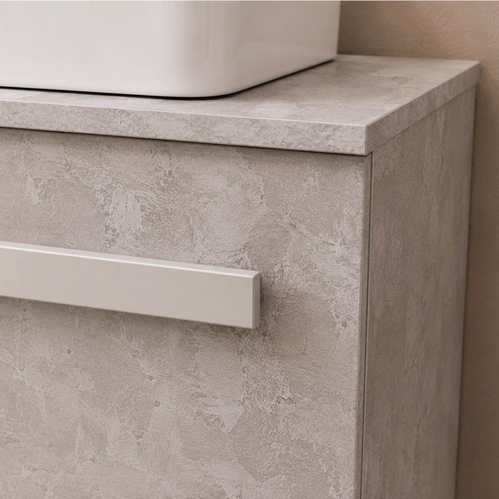 Dettaglio mobile bagno Lirioa finitura effetto cemento chiaro