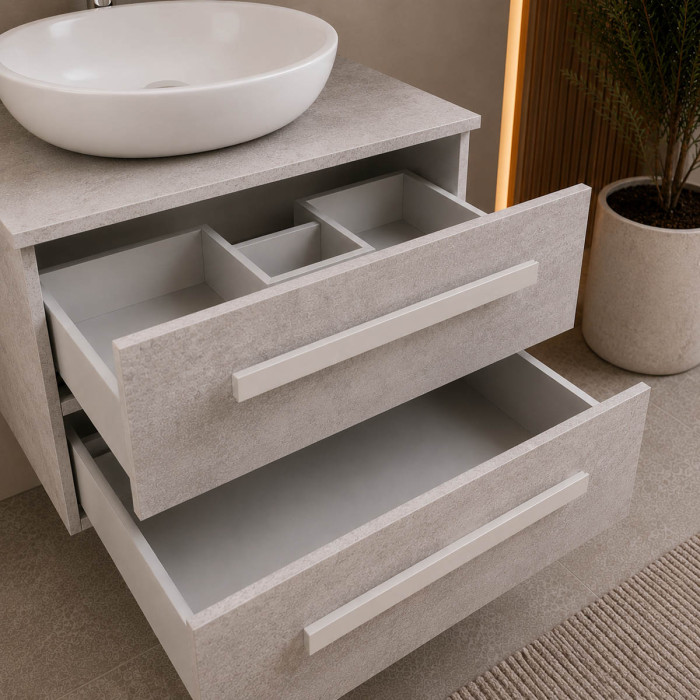 Dettaglio cassetti soft close del mobile bagno Lirioa da 100 cm cemento chiaro