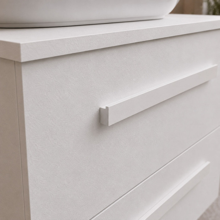 Dettaglio finitura spatolata effetto cemento bianco del mobile bagno Lirioa da 100 cm