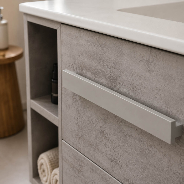 Dettaglio superficie effetto cemento chiaro simil tortora mobile bagno LIRIOC da 120 cm